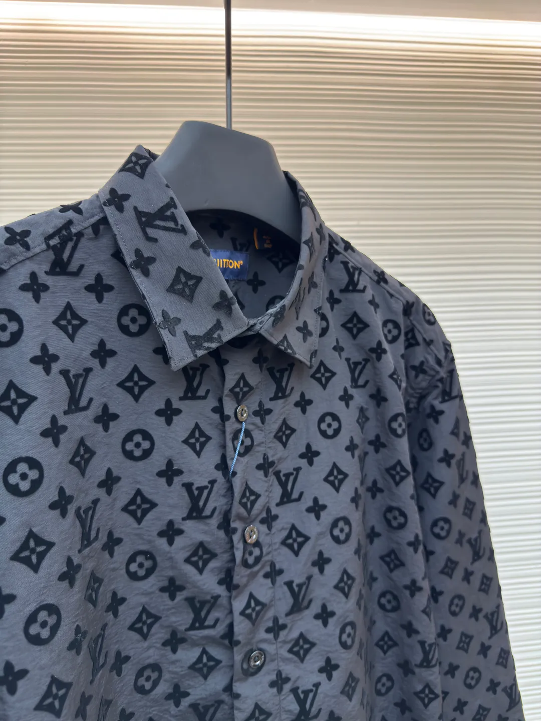 LOUIS VUITTON flocked long-sleeved shirt ●Authentic product: purchased and developed in 19984 ●Item number: 1680579-A45 ●Fabric: nylon plain fabric ●Technology: flocking production ●Version: fitted version ●Weight: about 245 grams ●Size: S-M-L-XL ●Description: The bottom of the high-count and ultra-high-density plain weave is dyed with a bluish black color to create a contrast between the bottom and the color of the pattern. The pattern is made of imported velvet to reflect the pile height and density of the original board. It is pasted with imported environmentally friendly super strong glue to ensure that the velvet will not fall off after washing. The entire piece of clothing is cut by infrared alignment to ensure that every part is in alignment. The overall wiring is straight and delicate, the fabric is comfortable and soft, and the color is consistent without color difference. It can be matched with the same style to create a fashionable look and control various occasions. Customized accessories, complete with three standards, same style for men and women!